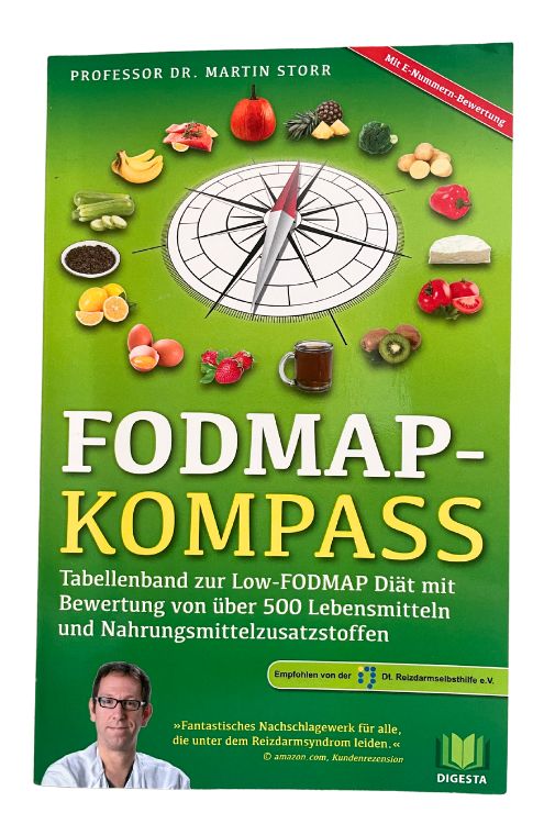 Hier sieht man das Buch "Fodmap Kompass" von Dr. Martin Storr. Es hilft dabei, einfach herauszufinden, welche Lebensmittel welche Fodmaps haben und welche bei Reizdarm und SIBO verträglich sind.