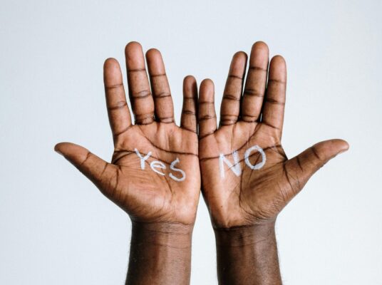 Zwei Hände, auf denen "Yes" und "No" steht.