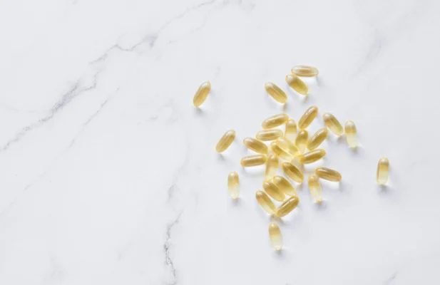 Kapseln liegen auf Marmor Hintergrund, Flatlay Fotografie.