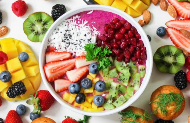 Eine Schale mit farbenfrohem Obst. Flatlay Fotografie.