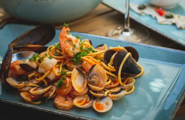 Ein Teller mit Spaghetti und Muscheln. Diese enthalten bei falscher Lagerung viel Histamin, was zu Verdauungsproblemen führen kann. Unverträglichkeit